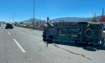 Vuelca camioneta en Fundadores; detienen a una persona