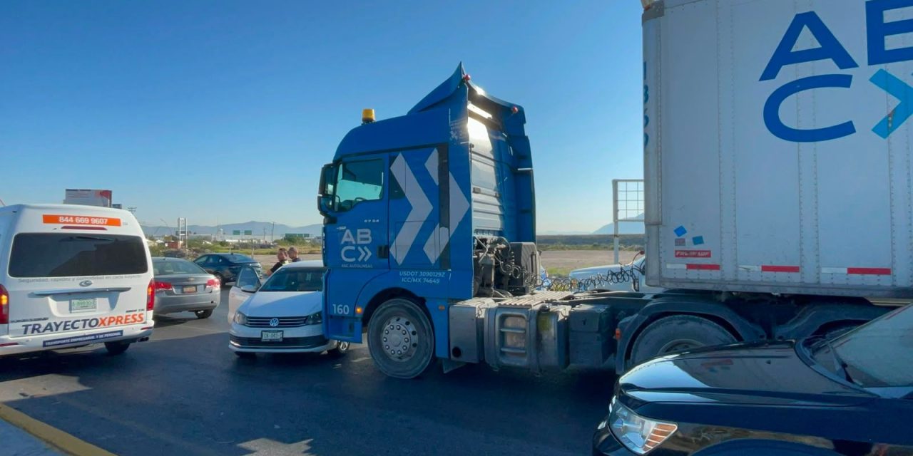 Camioneta ocasiona accidente en el libramiento Flores Tapia