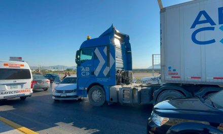 Camioneta ocasiona accidente en el libramiento Flores Tapia