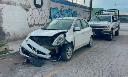 Transporte de personal le cierra el paso a joven y termina ocasionando accidente en Saltillo