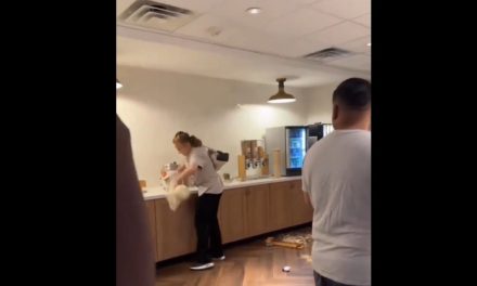 Empleada de hotel Marriott destruye el desayuno tras ser despedida al terminar su turno nocturno