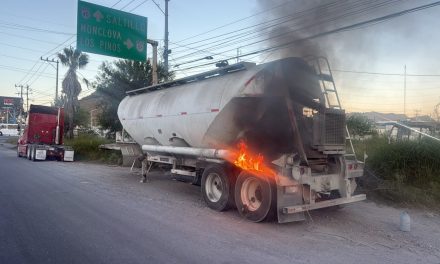 Se incendia tractocamión en Ramos Arizpe