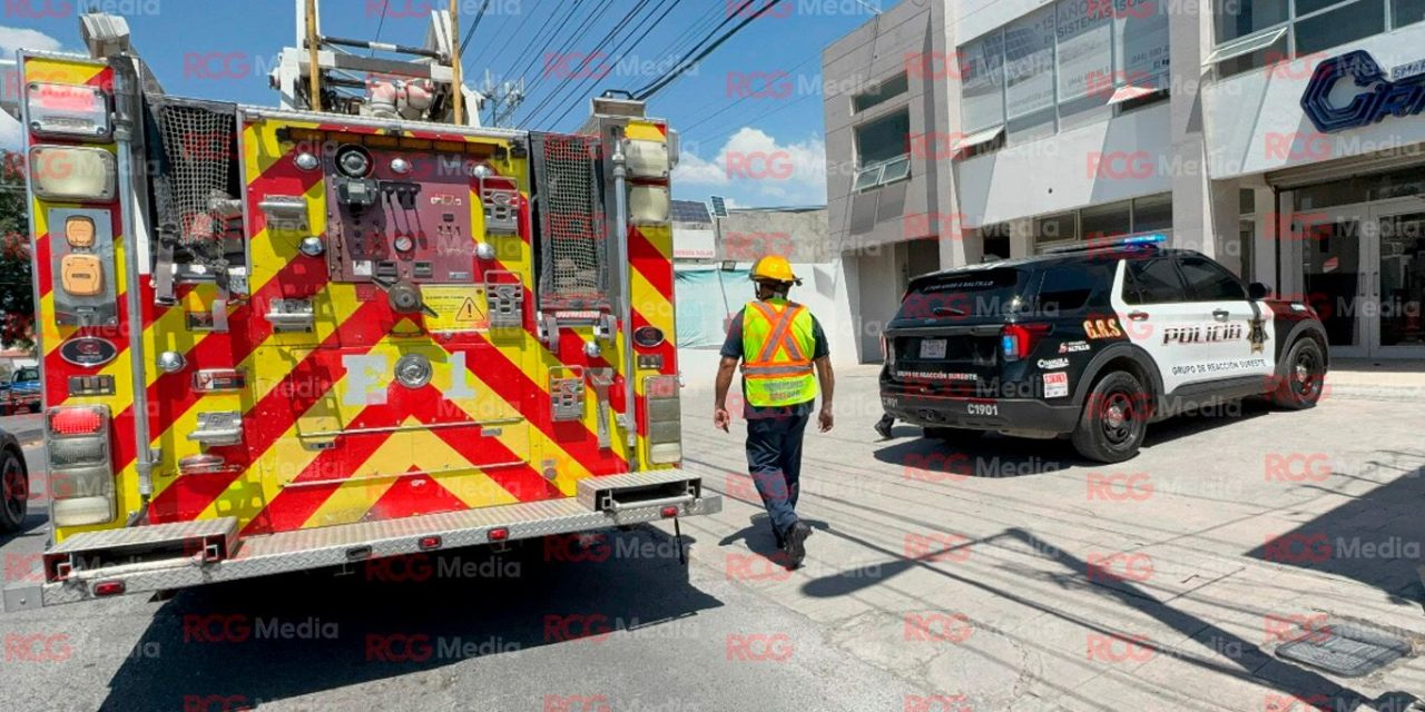 Saltillo: Incendio consume dos vehículos en negocio de paneles solares