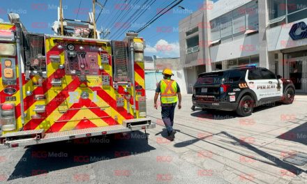 Saltillo: Incendio consume dos vehículos en negocio de paneles solares