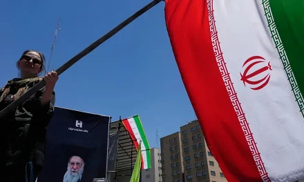 Irán advierte que considerará ‘enemigo’ a cualquier país que se sume a la guerra económica de EE. UU.