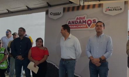 Alcalde de Saltillo entrega puente peatonal en Hacienda Narro
