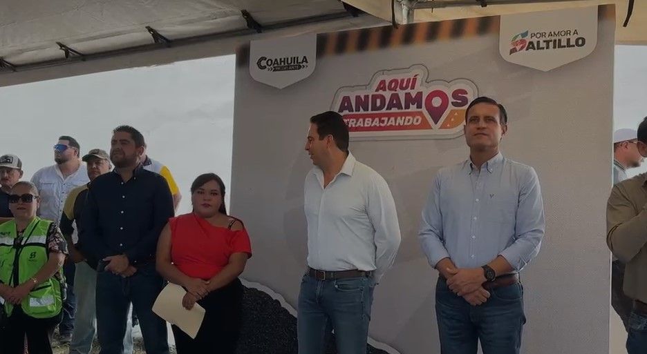 Alcalde de Saltillo entrega puente peatonal en Hacienda Narro