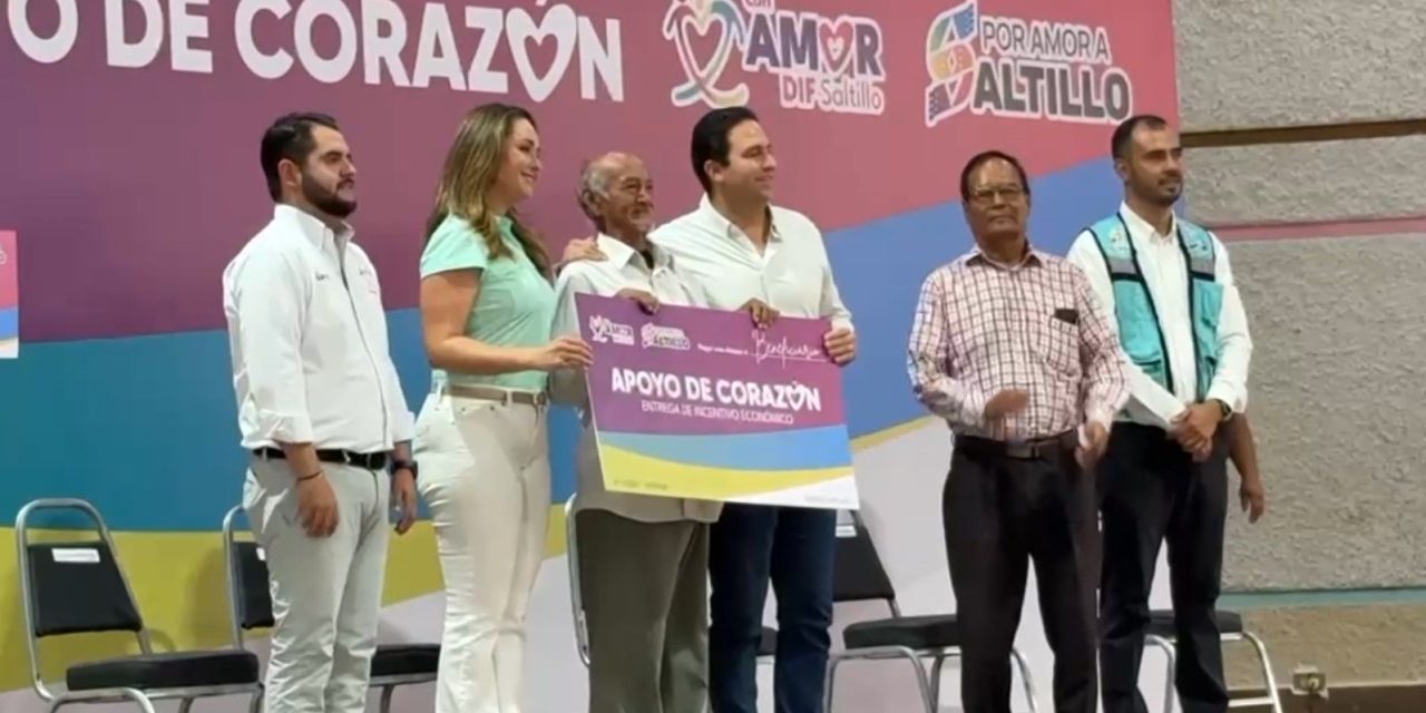 Javier y Luly realizan la entrega de apoyos económicos para adultos mayores