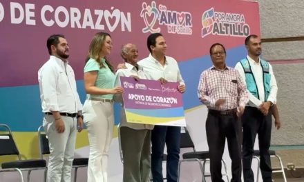Javier y Luly realizan la entrega de apoyos económicos para adultos mayores