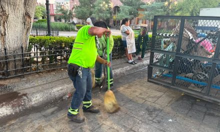 Cuadrillas del municipio limpian la basura dejada por los comerciantes por fiesta del Santo Cristo