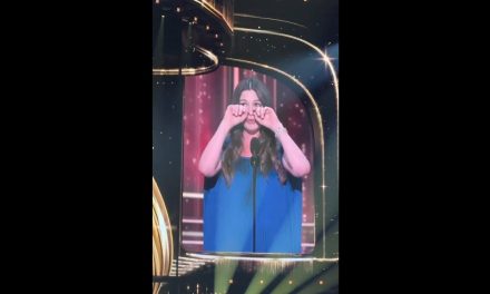 Anne Hathaway rompe en llanto al ser nombrada Disney Legend en la D23 2026