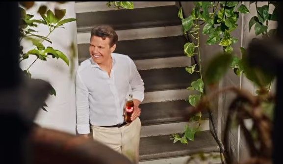 Luis Miguel reaparece en pantalla para estelarizar comercial de Coca-Cola