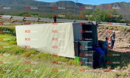 ¡Se le caen los melones! Camión sufre volcadura en la Saltillo-torreón