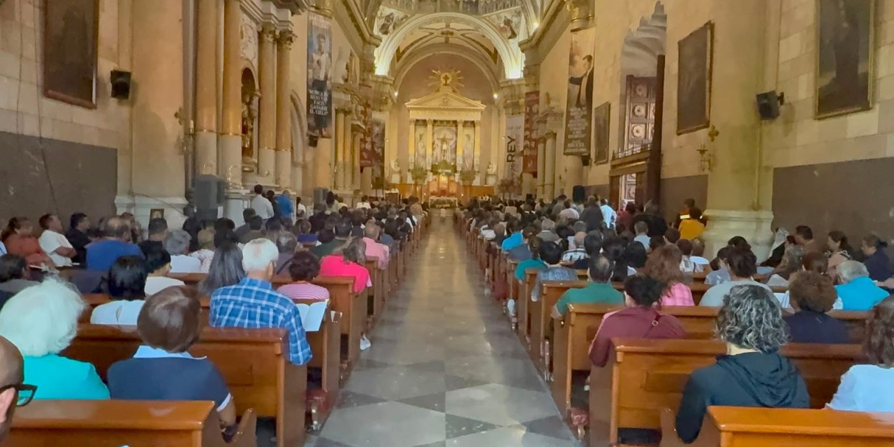 Saltillenses acuden al novenario del Santo Cristo de la Capilla