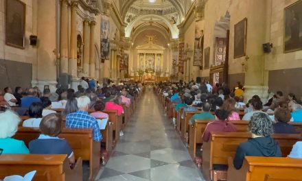Saltillenses acuden al novenario del Santo Cristo de la Capilla