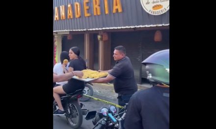 Así fiue como un panadero de Colombia repartió sus galletas a los afectados del terremoto (video)