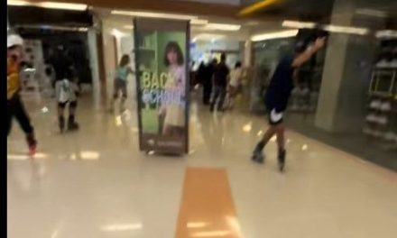 ‘Rollers’ sorprenden al patinar en Galerías Saltillo