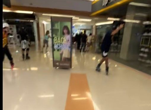 ‘Rollers’ sorprenden al patinar en Galerías Saltillo