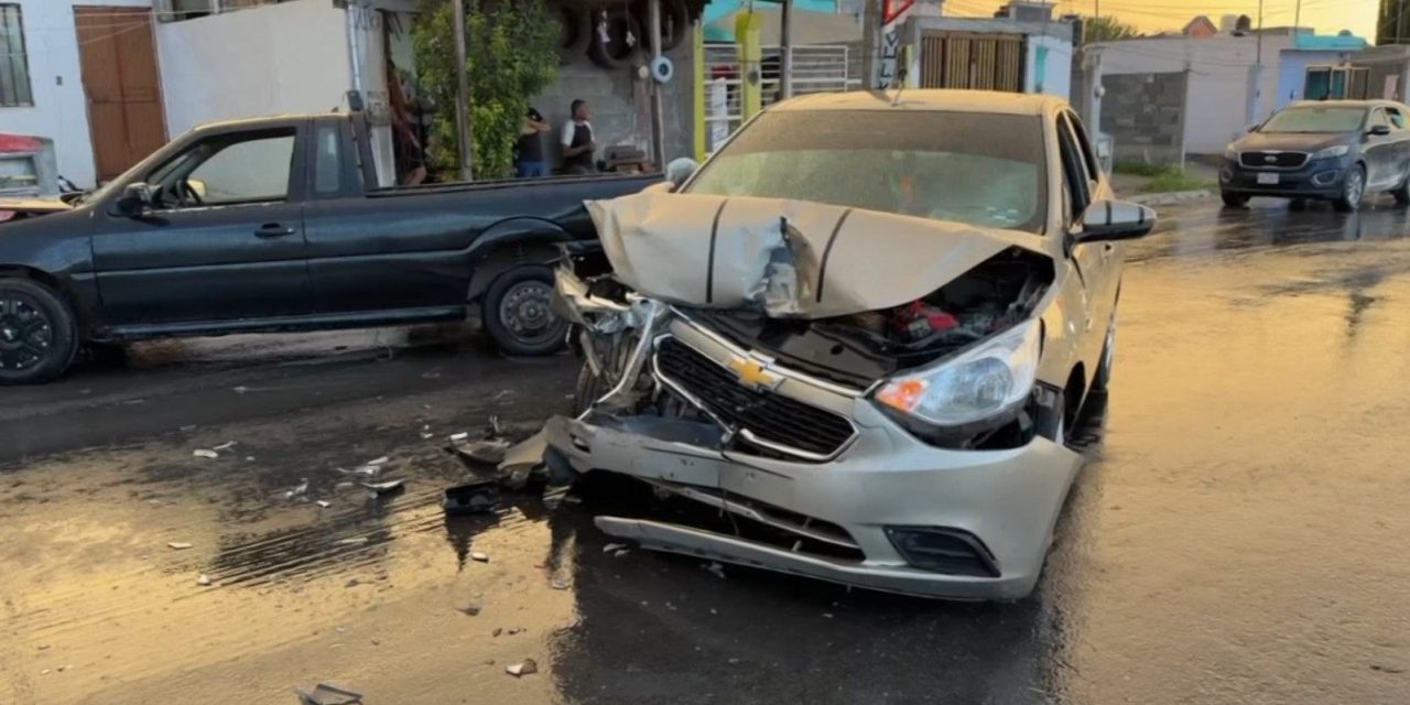 Pavimento mojado provoca choque múltiple en la colonia Zaragoza