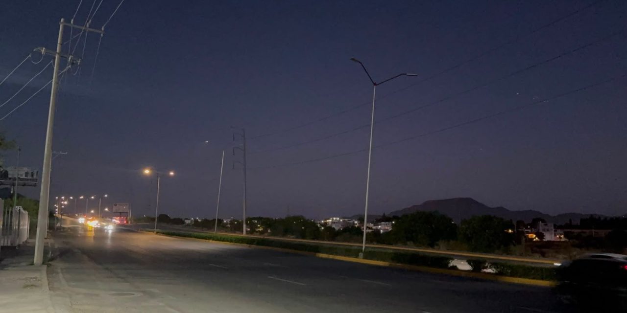 Saltillo: El bulevar Emilio Arizpe amanece en penumbras