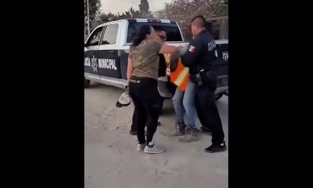 Mujer enfrenta a policías de Tijuana y evita la detención de su esposo (video)