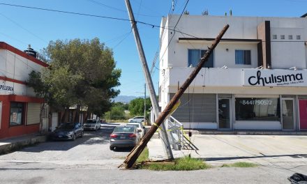 Vecinos de la colonia La Salle piden retirar poste de Telmex que se sostiene de ‘milagro’