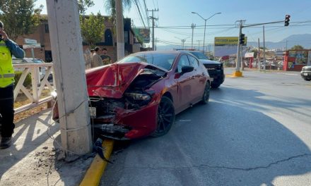 Auto se estrella contra poste al esquivar una motocicleta al norte de Saltillo
