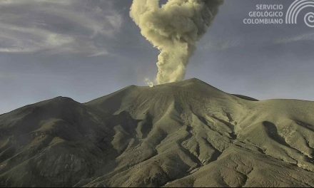 Volcán Puracé registra emisión de ceniza tras terremoto de 7.4 en Colombia