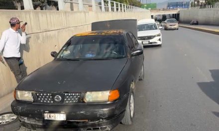 Se desprenden nuevamente rejillas en Avenida Universidad