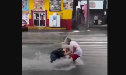 Rescatan a pareja de ser arrastrada por corriente durante lluvias en San Nicolás