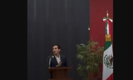 Apoyaremos con viejas: Rommel Pacheco causa risas por error durante ceremonia