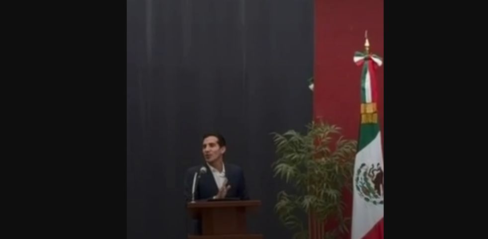 Apoyaremos con viejas: Rommel Pacheco causa risas por error durante ceremonia