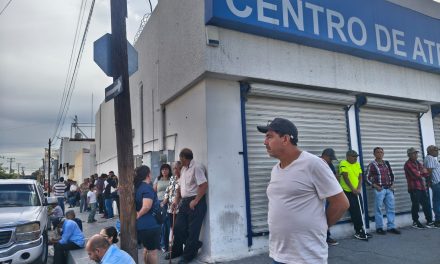 Siguen largas filas para arreglar el corte de sus líneas