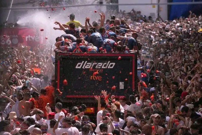 La Tomatina 2026 tiñe de rojo a España