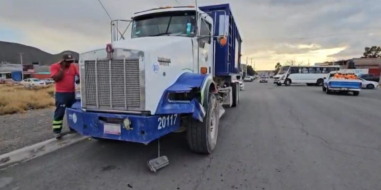 Tráiler impacta a automóvil en la Saltillo 2000