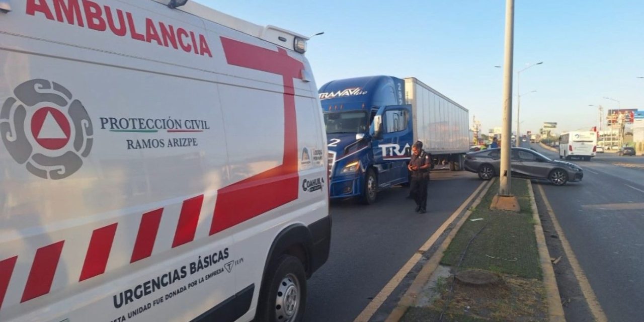 Tráiler golpea automóvil y lo proyecta contra camellón en Ramos Arizpe