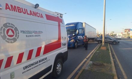 Tráiler golpea automóvil y lo proyecta contra camellón en Ramos Arizpe
