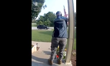 Repartidor de Amazon se vuelve viral tras reparar y rendir honores a la bandera de Estados Unidos