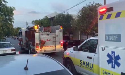 Vecinos rescatan a hombre de vivienda en llamas en Saltillo