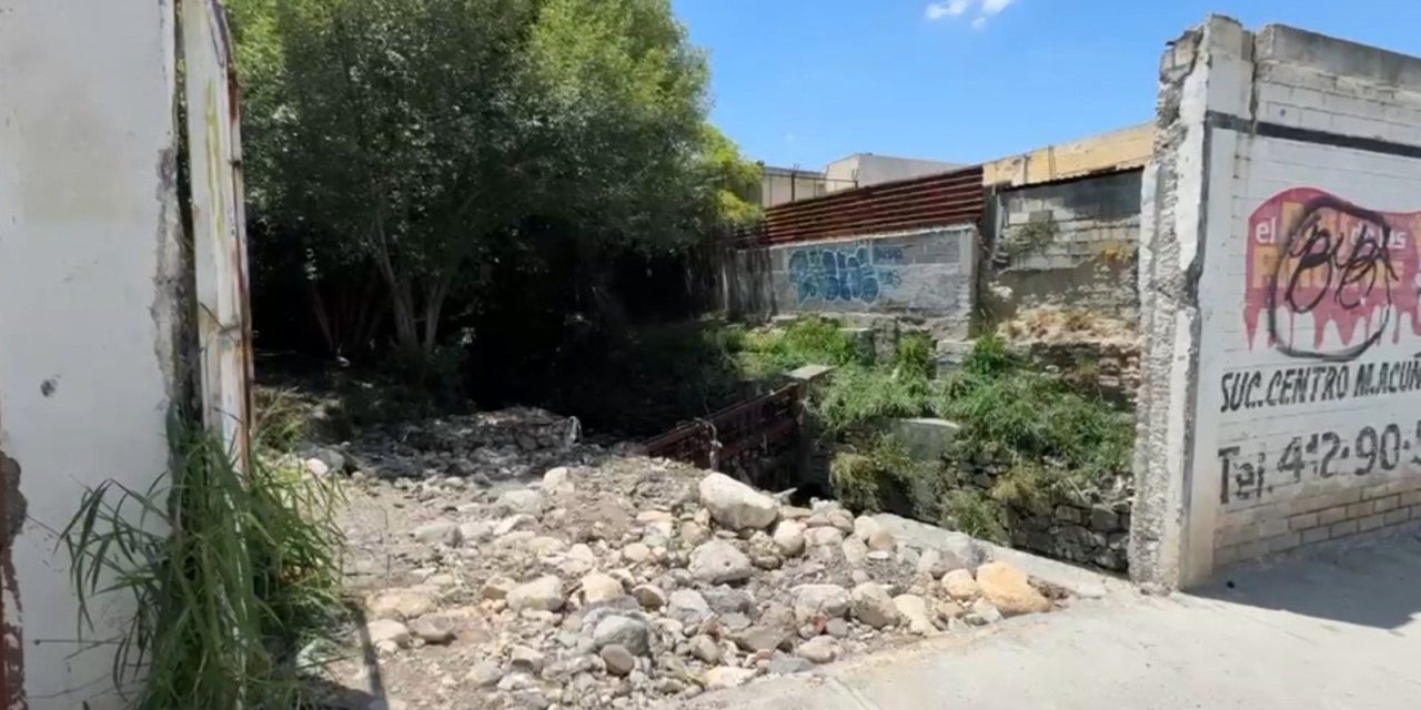 Vecinos solicitan la restauración de barda sobre la calle Corona en Saltillo