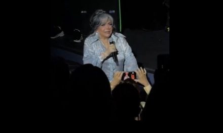 Verónica Castro conmueve al reaparecer con tanque de oxígeno en la graduación de Cristian Castro a sus 51 años