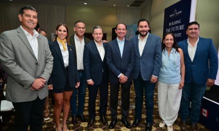 Carlos Villarreal firma Acuerdo de Conectividad Acuña-Torreón