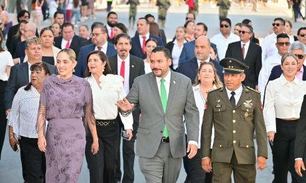 Carlos Villarreal encabeza desfile por el 216 aniversario de la Independencia