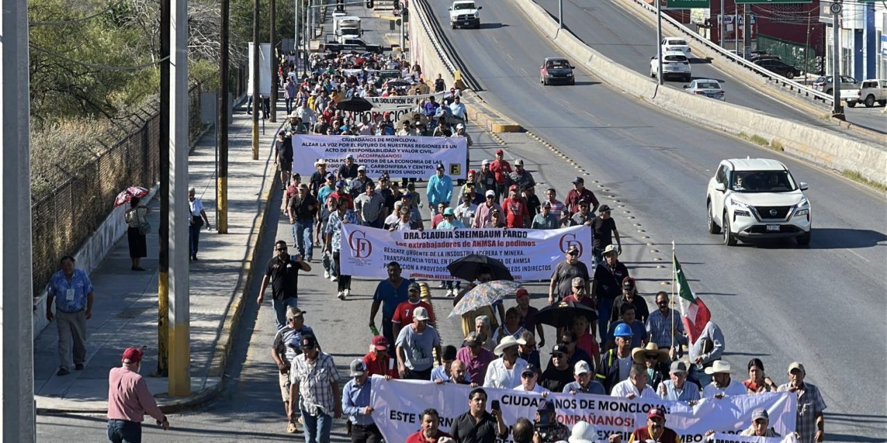 Marchan extrabajadores de AHMSA; exigen pago de finiquitos