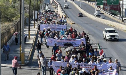 Marchan extrabajadores de AHMSA; exigen pago de finiquitos