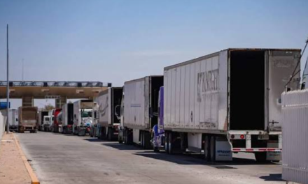 Transportistas bloquean ocho aduanas en protesta por retiro de visas
