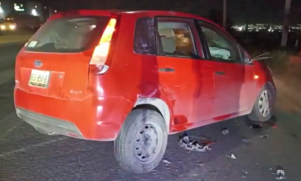Saltillo: Se impacta con auto ya chocado, motociclista no le pudo sacar la vuelta