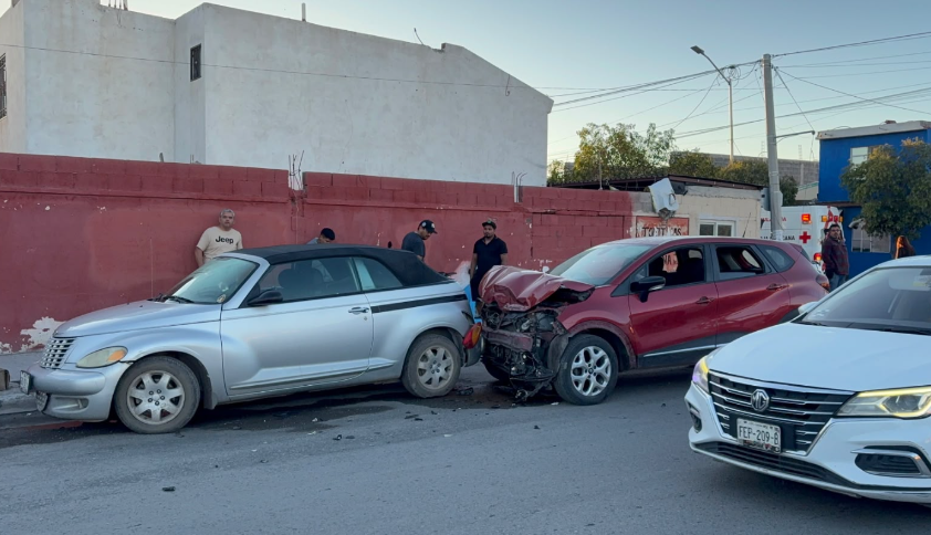 Jeep provoca carambola en la colonia Saltillo 2000