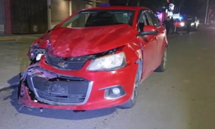 Falla mecánica lo lleva a chocar, sólo causó sendos daños materiales