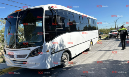 Saltillo: Camión de transporte de personal se va de reversa y derriba luminarias